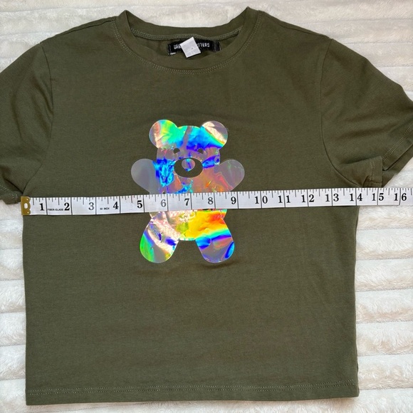 4/25$ Urban Outfitters Cropped Short Sleeve Top W Holographic Bear Medium - Picture 5 of 8
